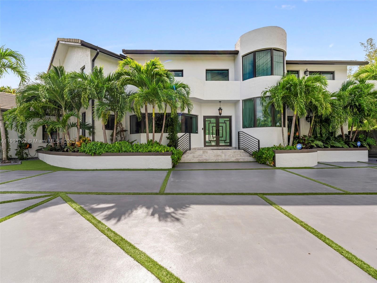 6180 Pine Tree Dr Miami Beach, FL 33140