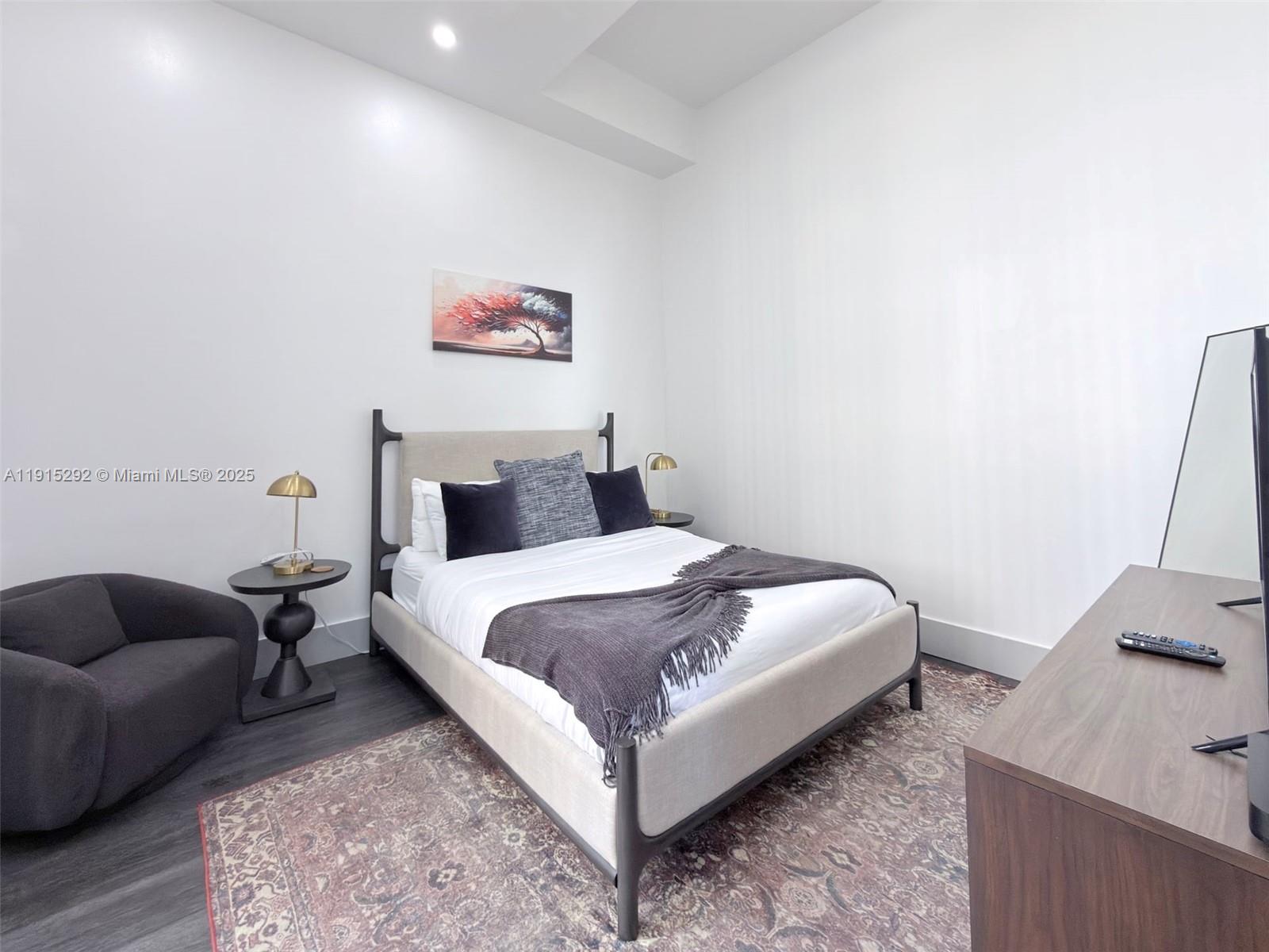 1200 Brickell Bay Dr #1406 Miami, FL 33131