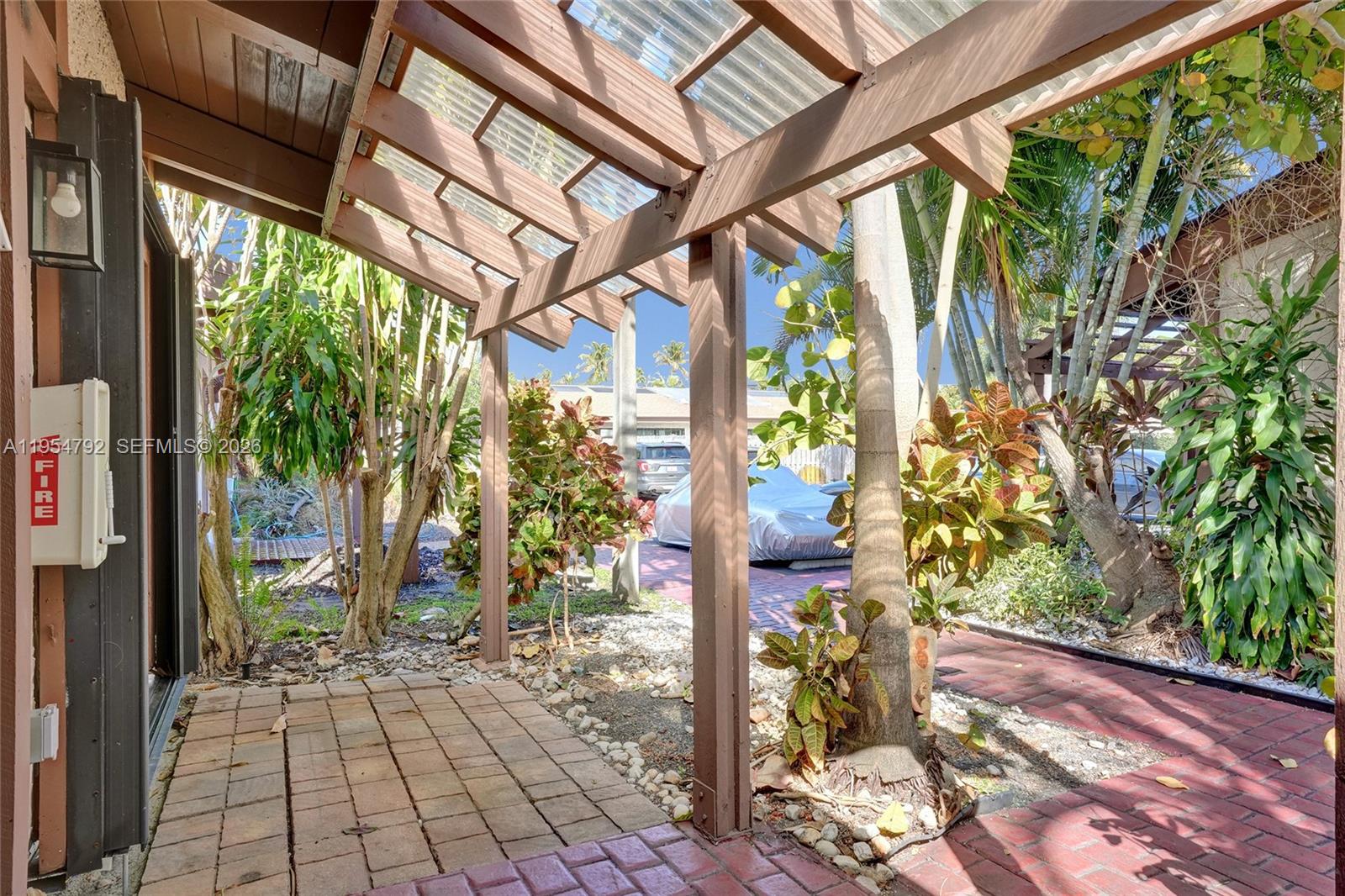 2619 S Parkview Dr Hallandale Beach, FL 33009