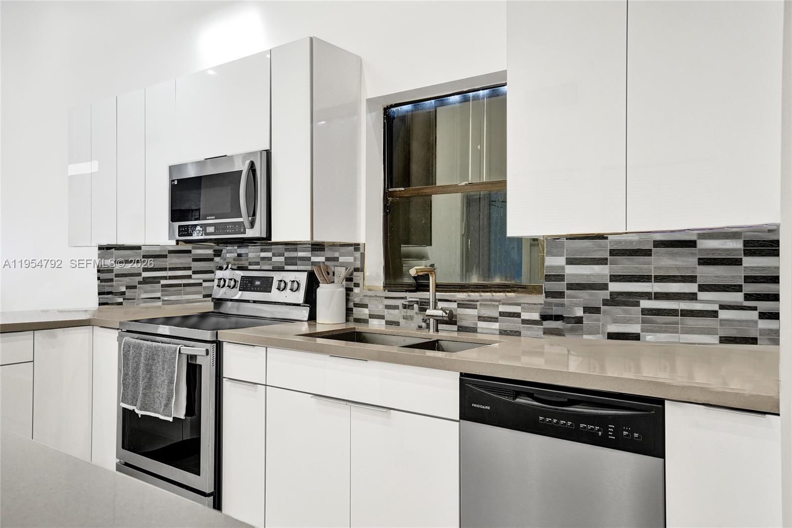 2619 S Parkview Dr Hallandale Beach, FL 33009