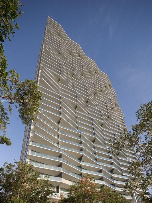 460 NE 28th St #1602