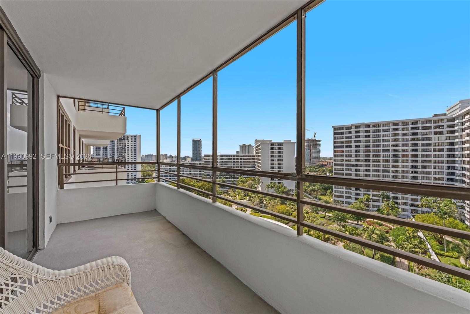 2500 Parkview Dr #1418 Hallandale Beach, FL 33009