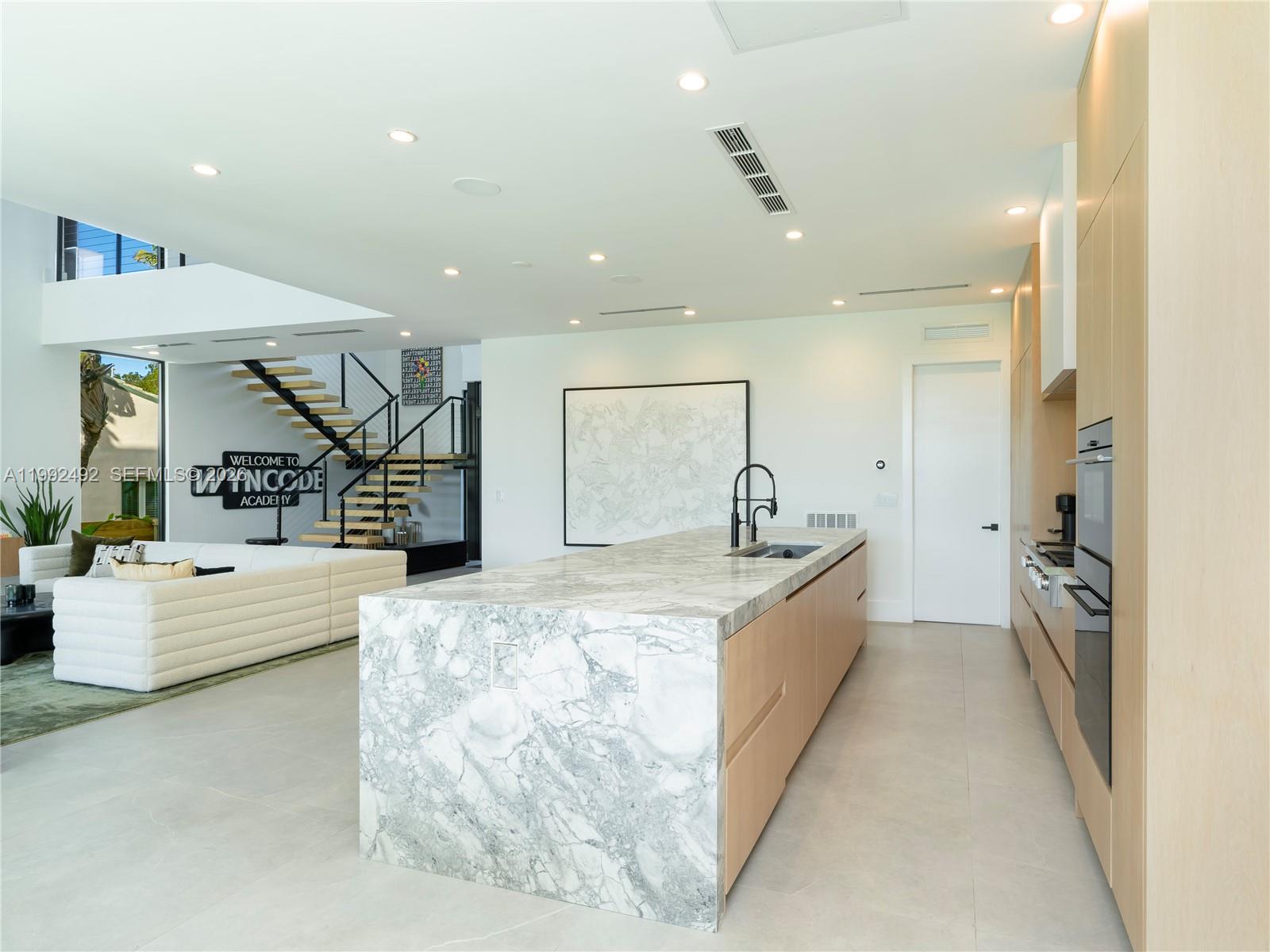 1230 Cleveland Rd Miami Beach, FL 33141