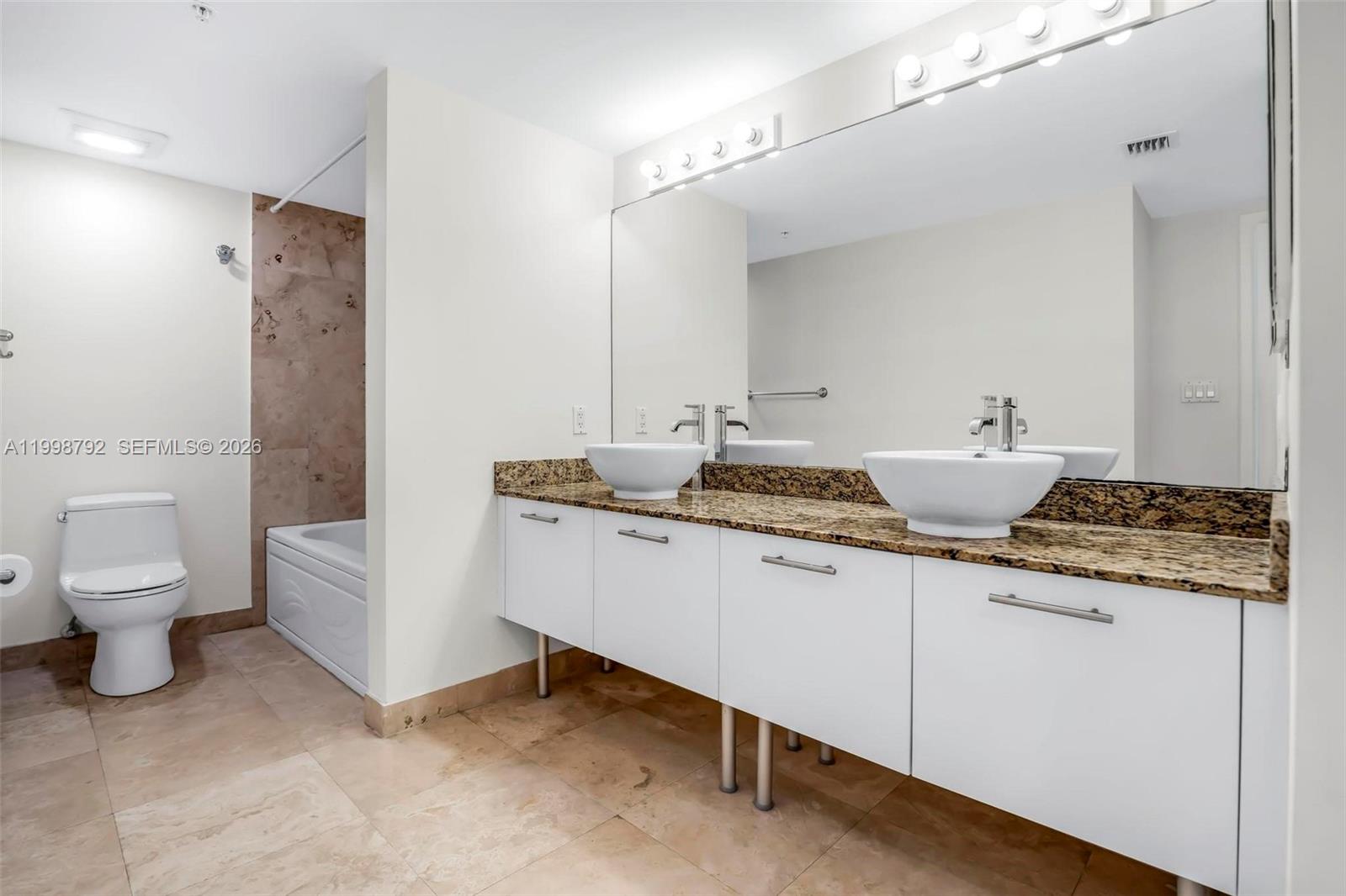 image Brickell on the River South17