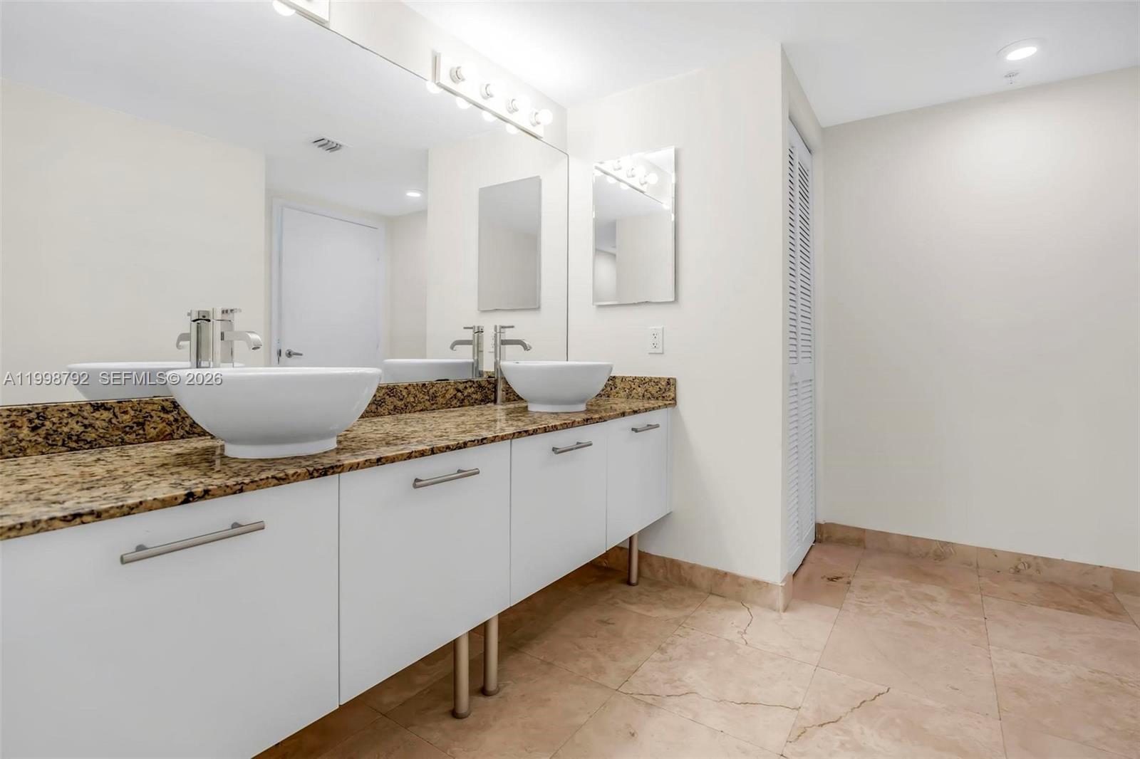 image Brickell on the River South18