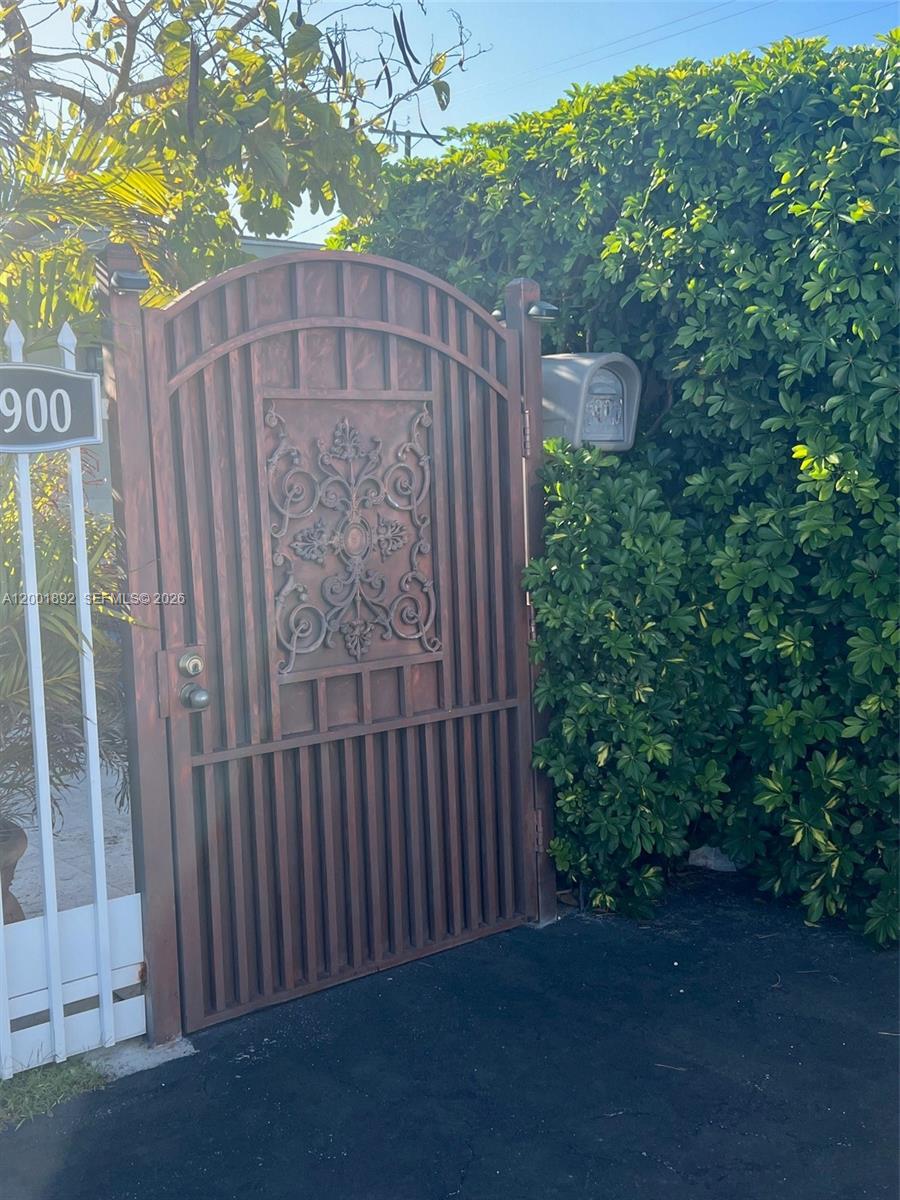 6900 SW 22nd St Miami, FL 33155