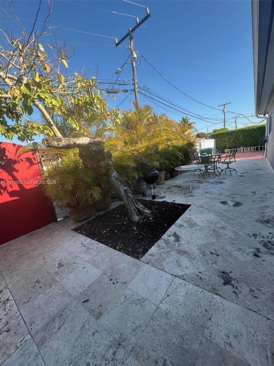 6900 SW 22nd St Miami, FL 33155