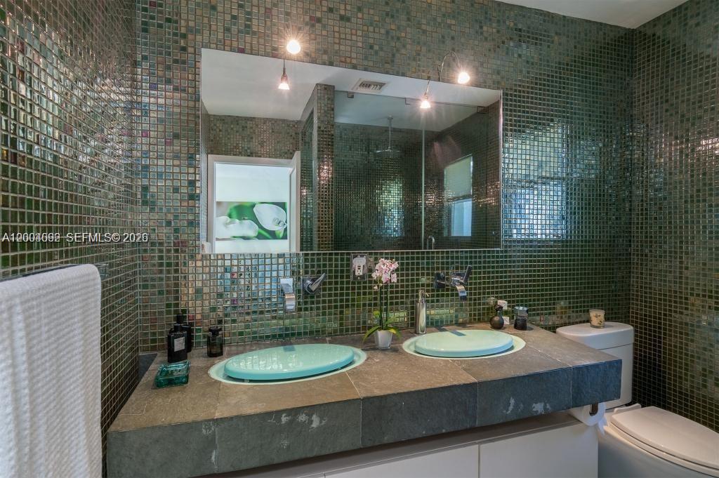 1123 Bay Dr Miami Beach, FL 33141