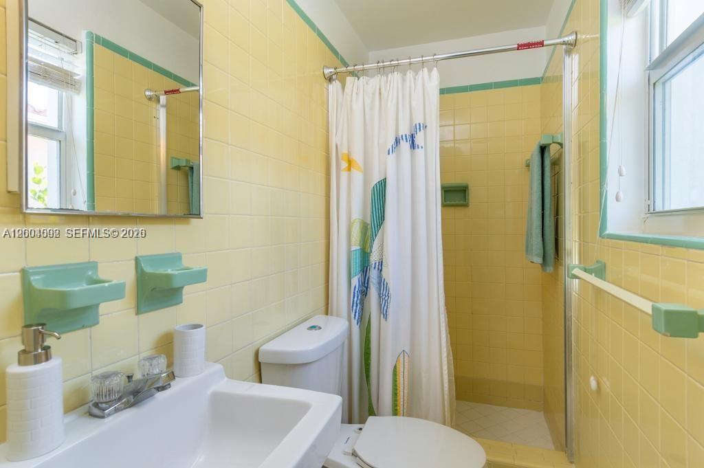 1123 Bay Dr Miami Beach, FL 33141