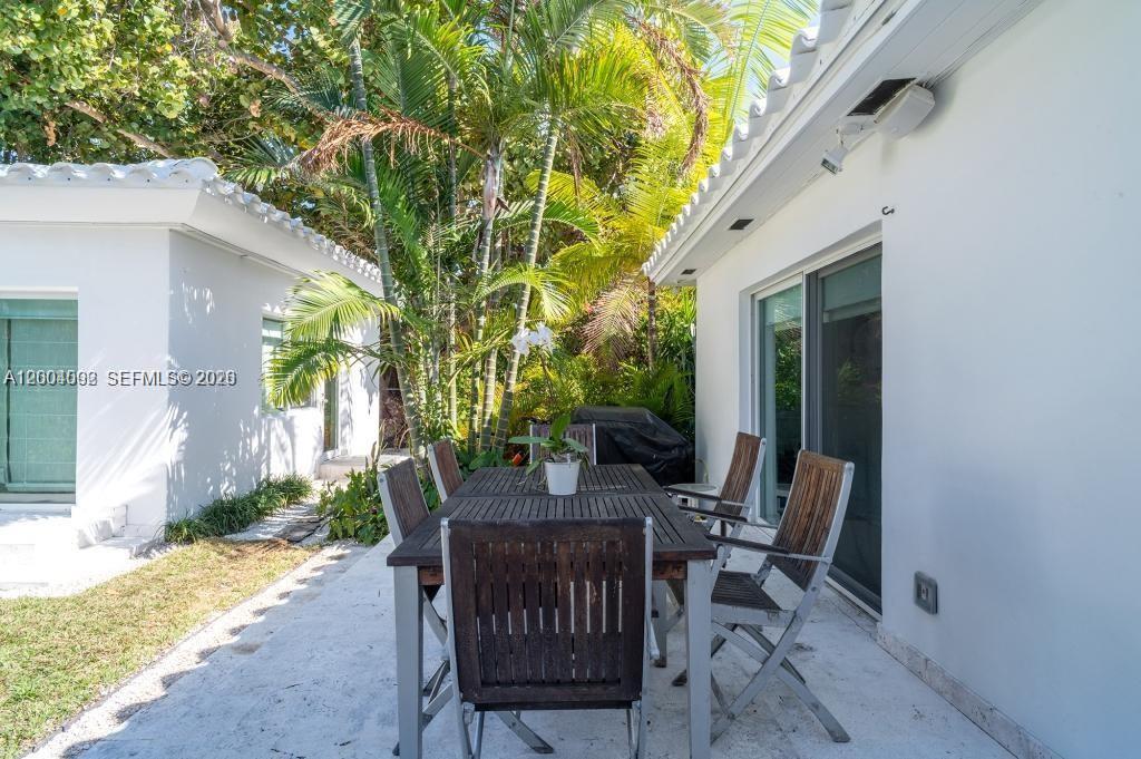 1123 Bay Dr Miami Beach, FL 33141
