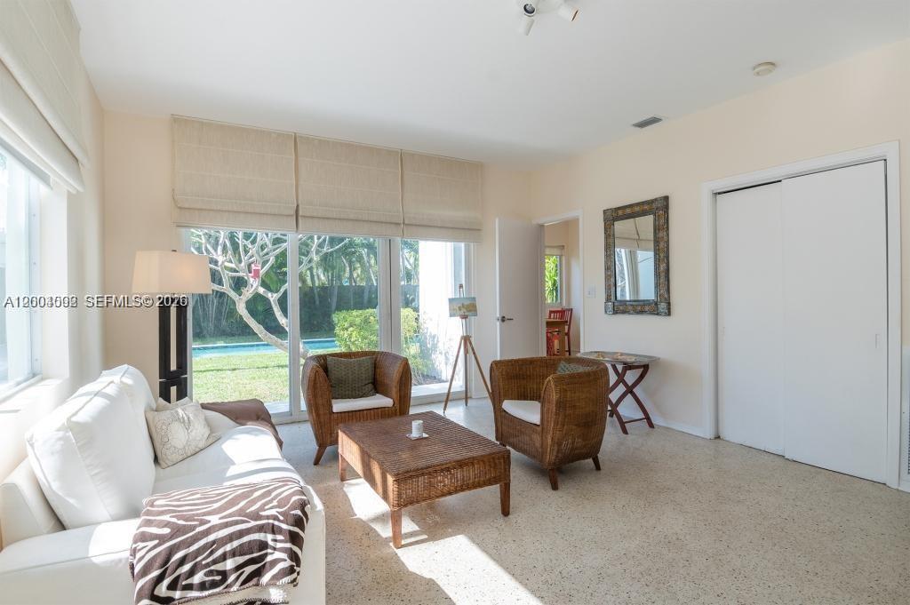 1123 Bay Dr Miami Beach, FL 33141