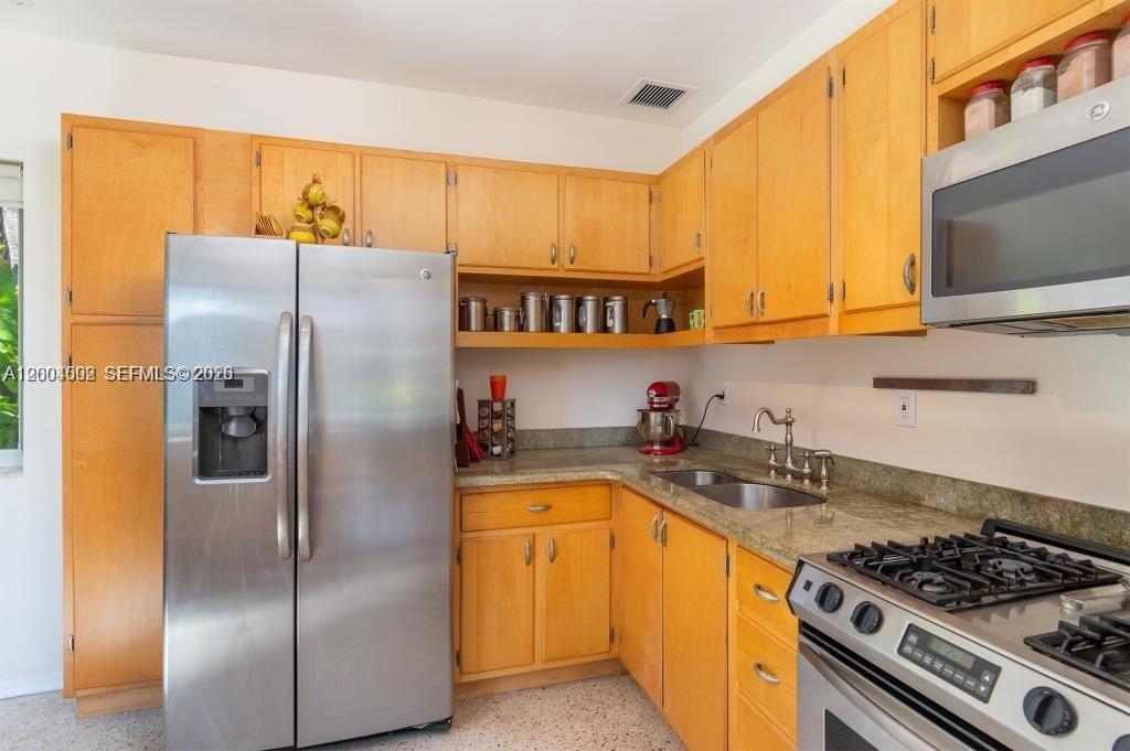 1123 Bay Dr Miami Beach, FL 33141