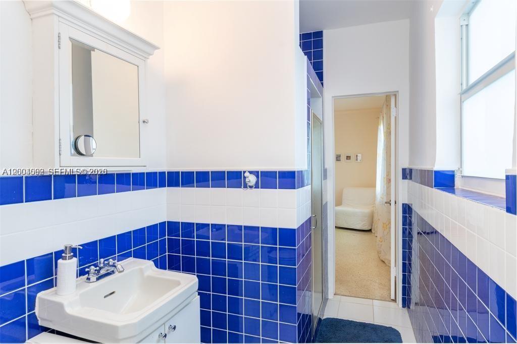 1123 Bay Dr Miami Beach, FL 33141