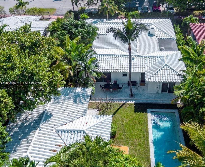 1123 Bay Dr Miami Beach, FL 33141