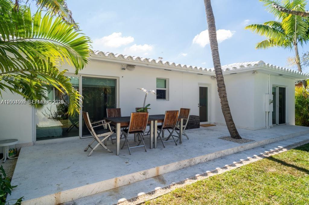 1123 Bay Dr Miami Beach, FL 33141