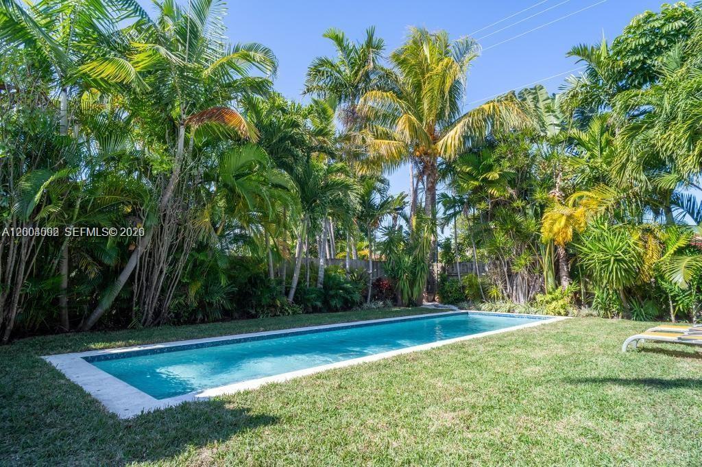 1123 Bay Dr Miami Beach, FL 33141