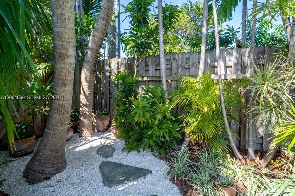 1123 Bay Dr Miami Beach, FL 33141