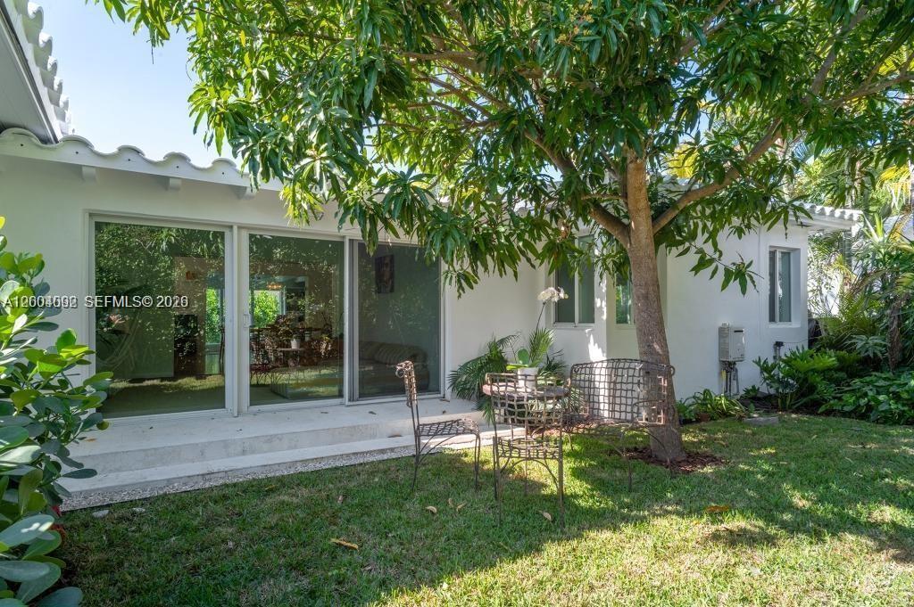 1123 Bay Dr Miami Beach, FL 33141
