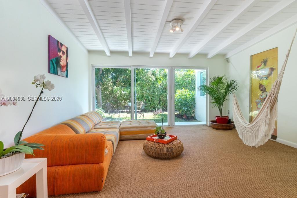 1123 Bay Dr Miami Beach, FL 33141