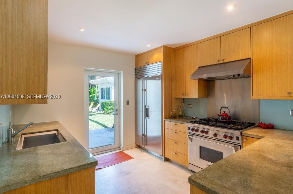 1123 Bay Dr Miami Beach, FL 33141