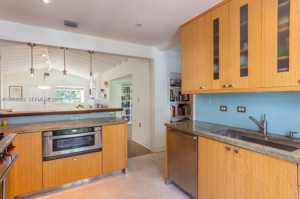 1123 Bay Dr Miami Beach, FL 33141