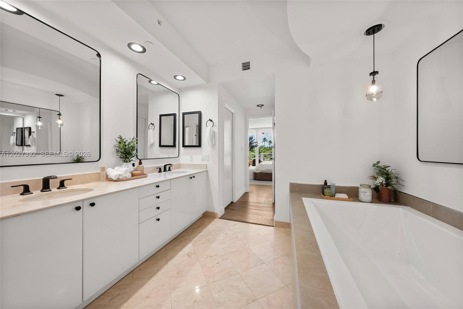 785 Crandon Blvd #205/305 Key Biscayne, FL 33149