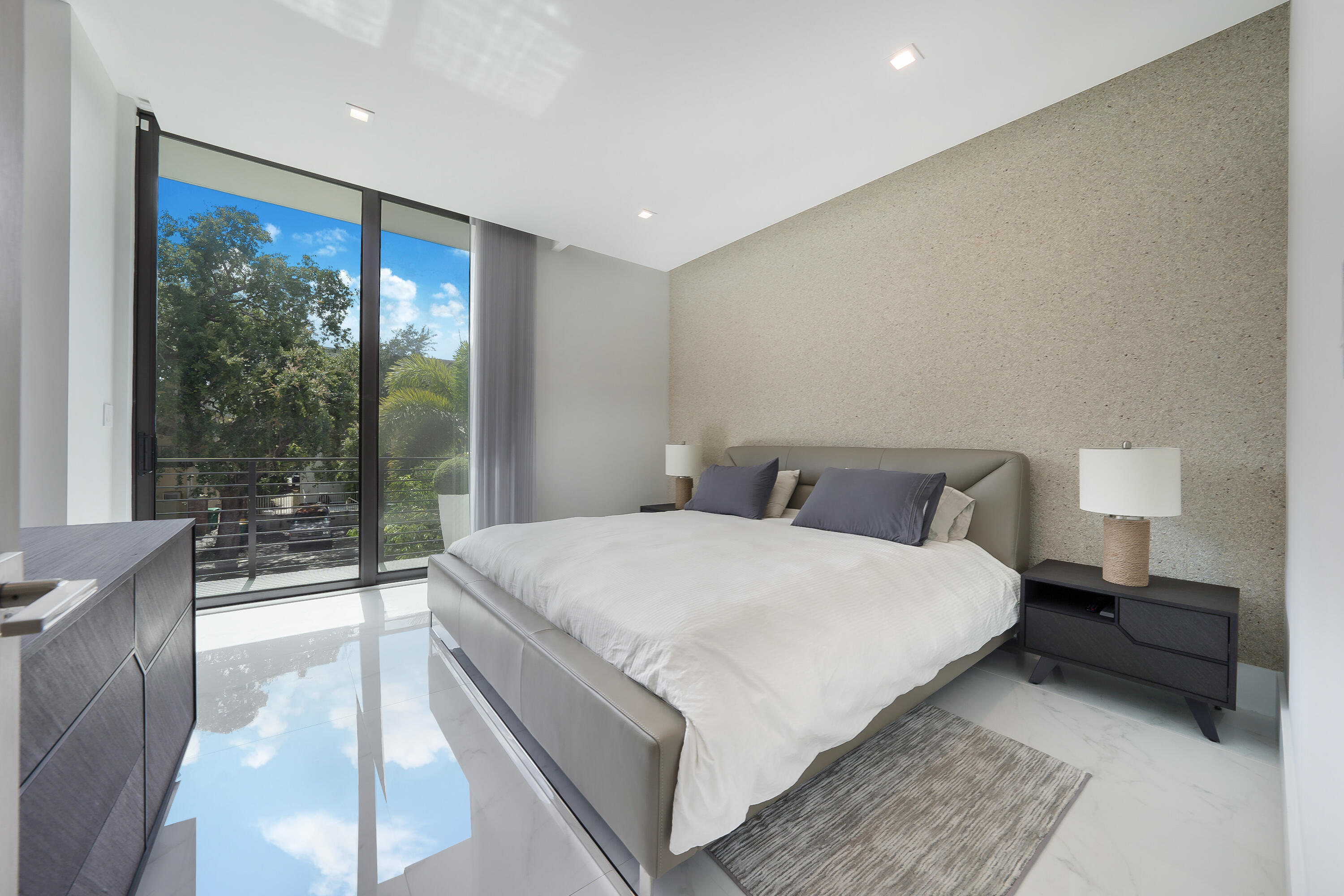 106 NE 16th Fort Lauderdale, FL 33301