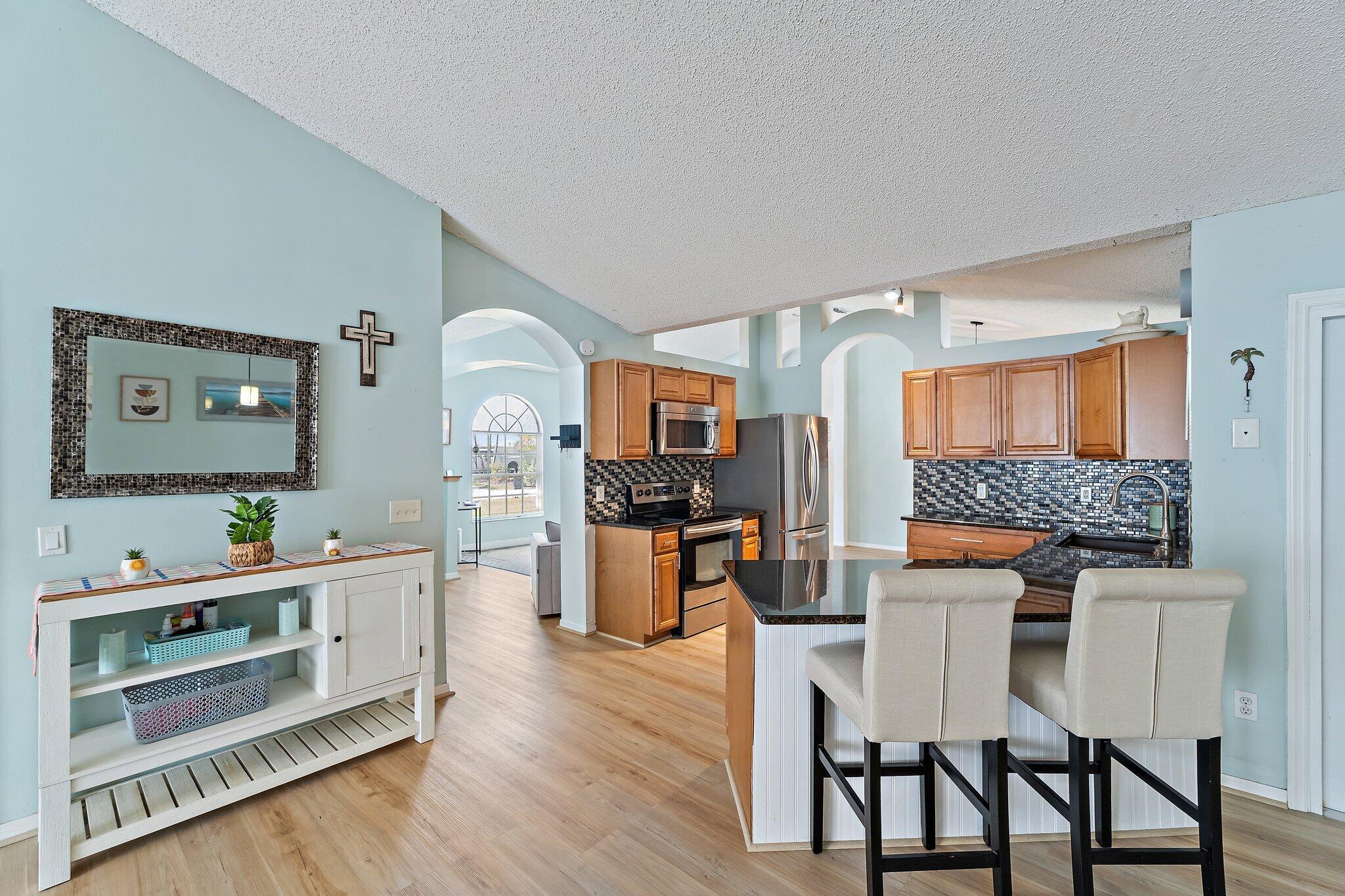 921 NE Zebrina Senda