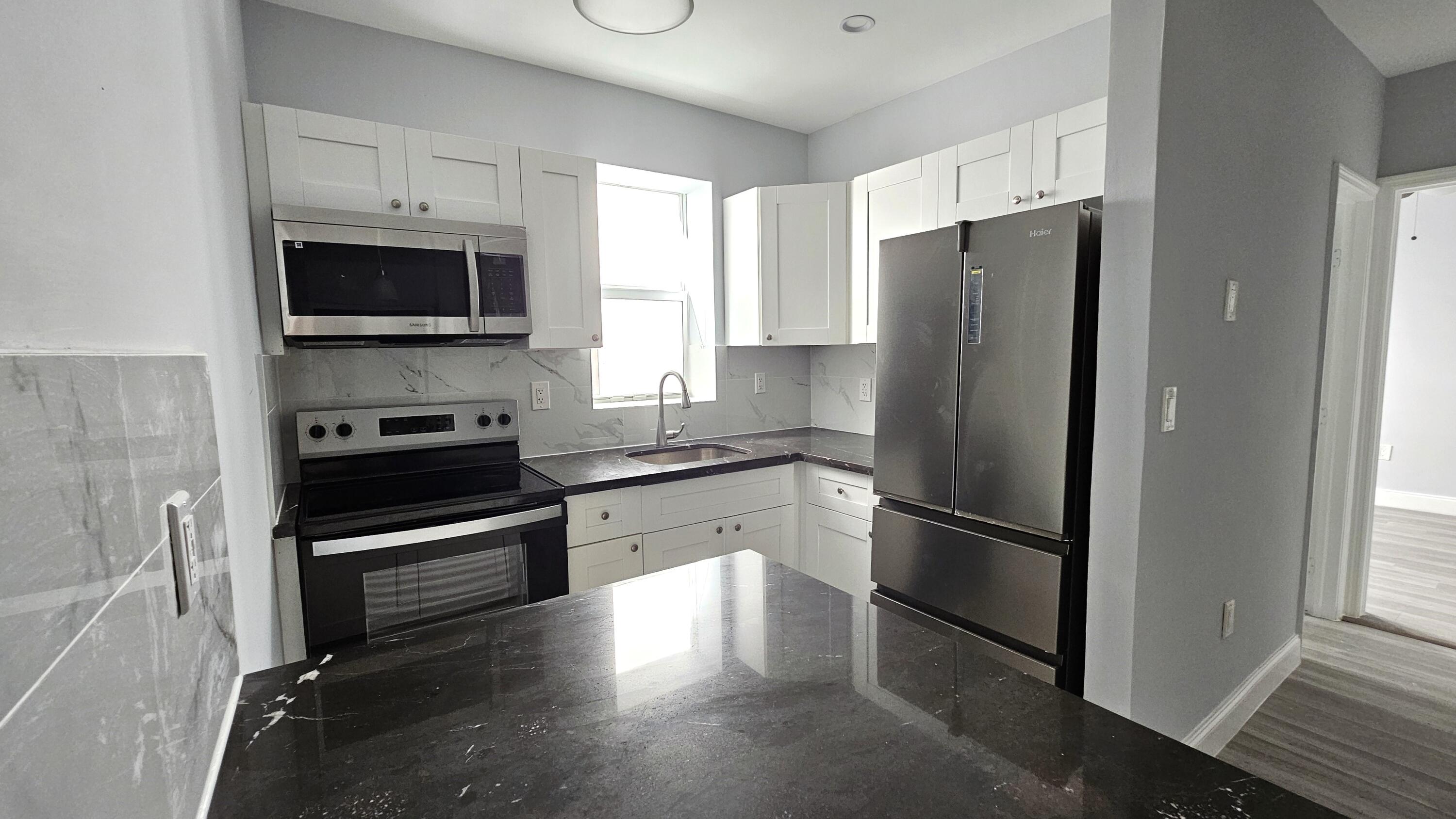 1142 SW 4th #4