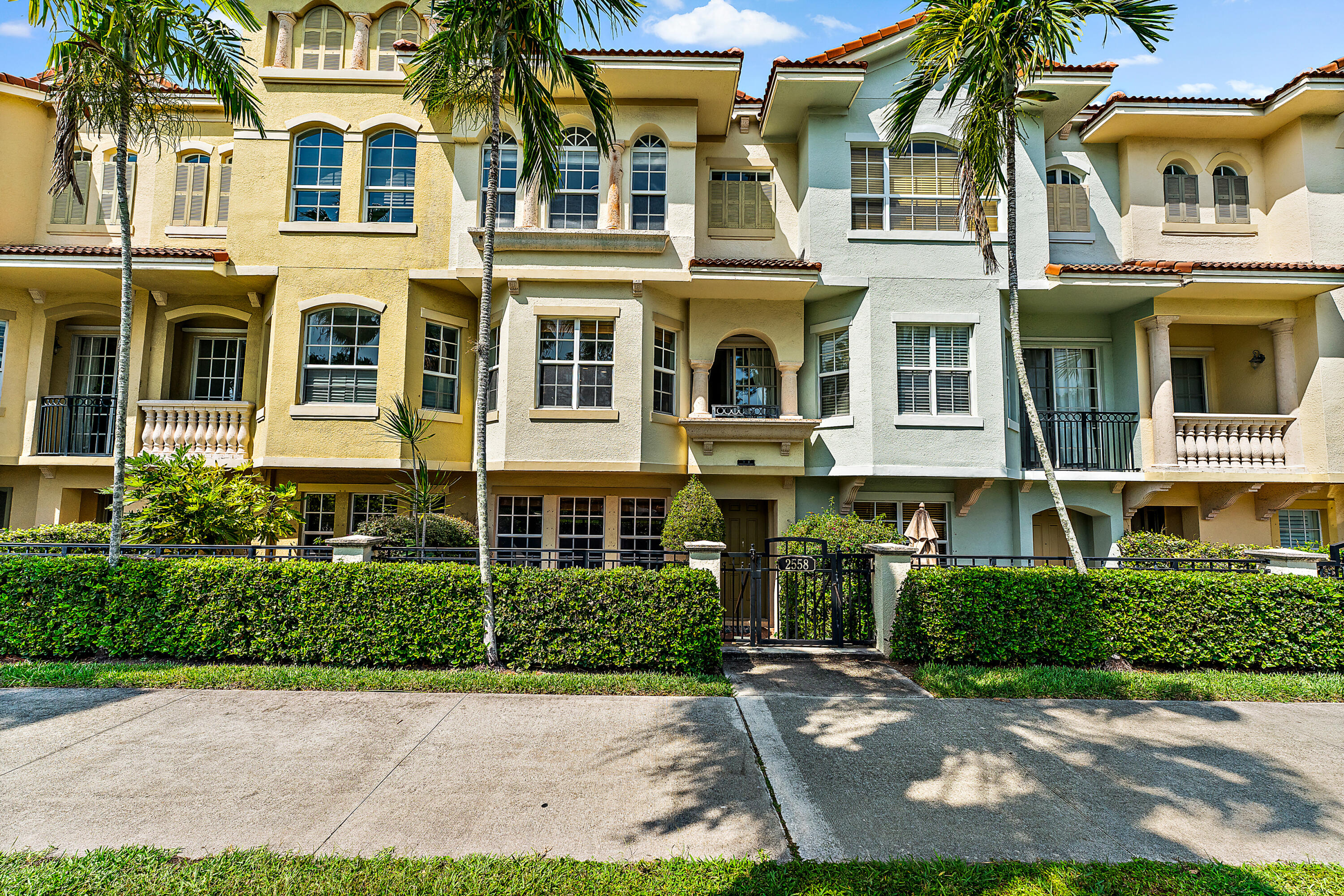 2558 Gdns Pkwy