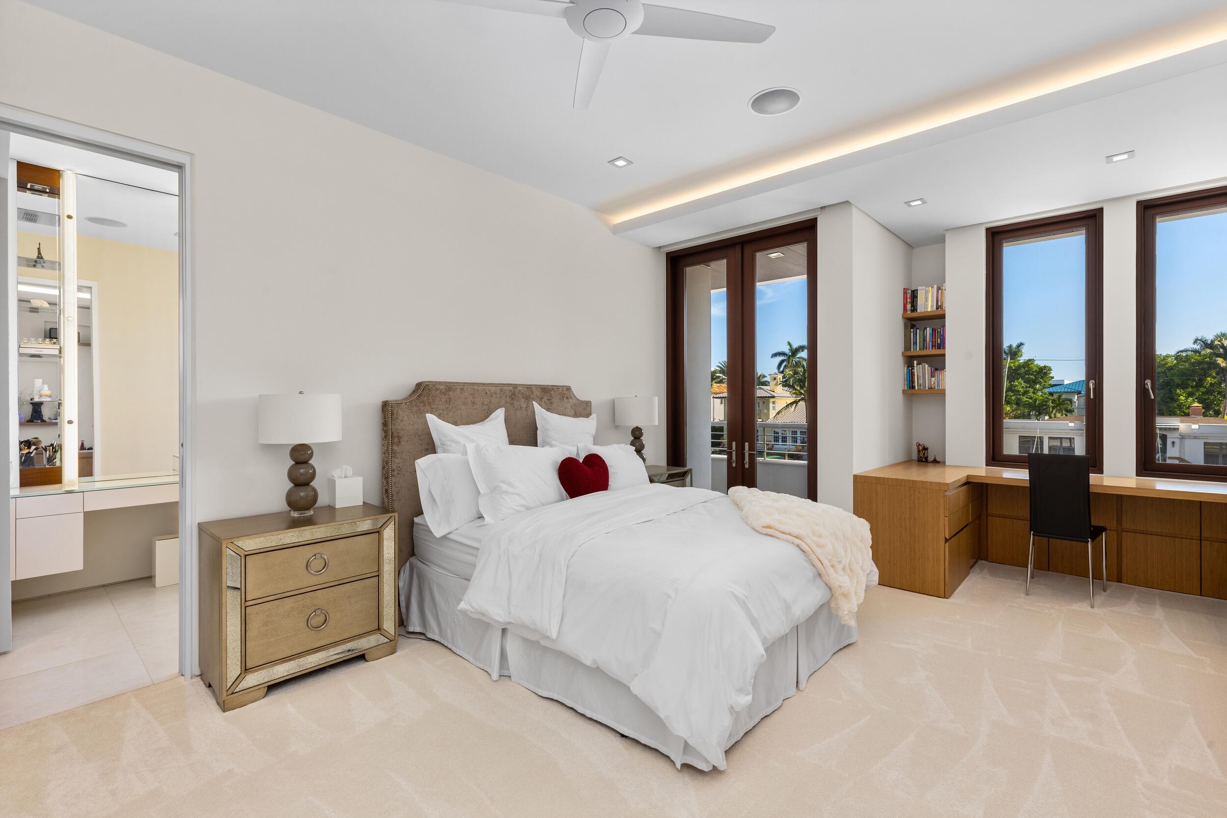 10 Pelican Dr Fort Lauderdale, FL 33301