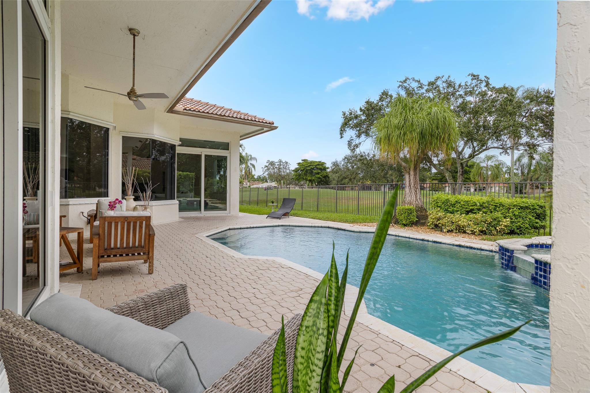 2534 Golf Vw Dr Weston, FL 33327