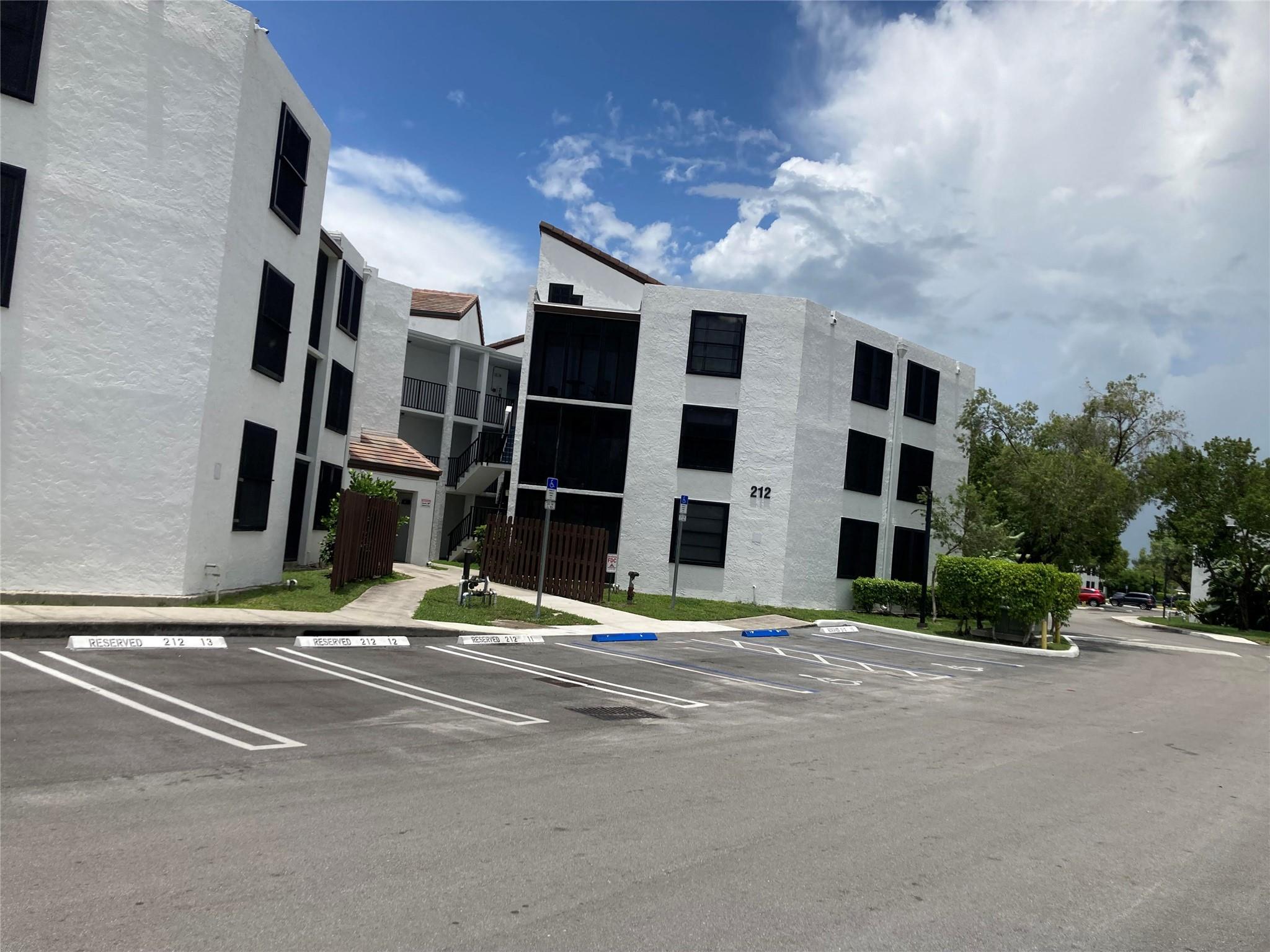 212 Lake Pointe Dr #313