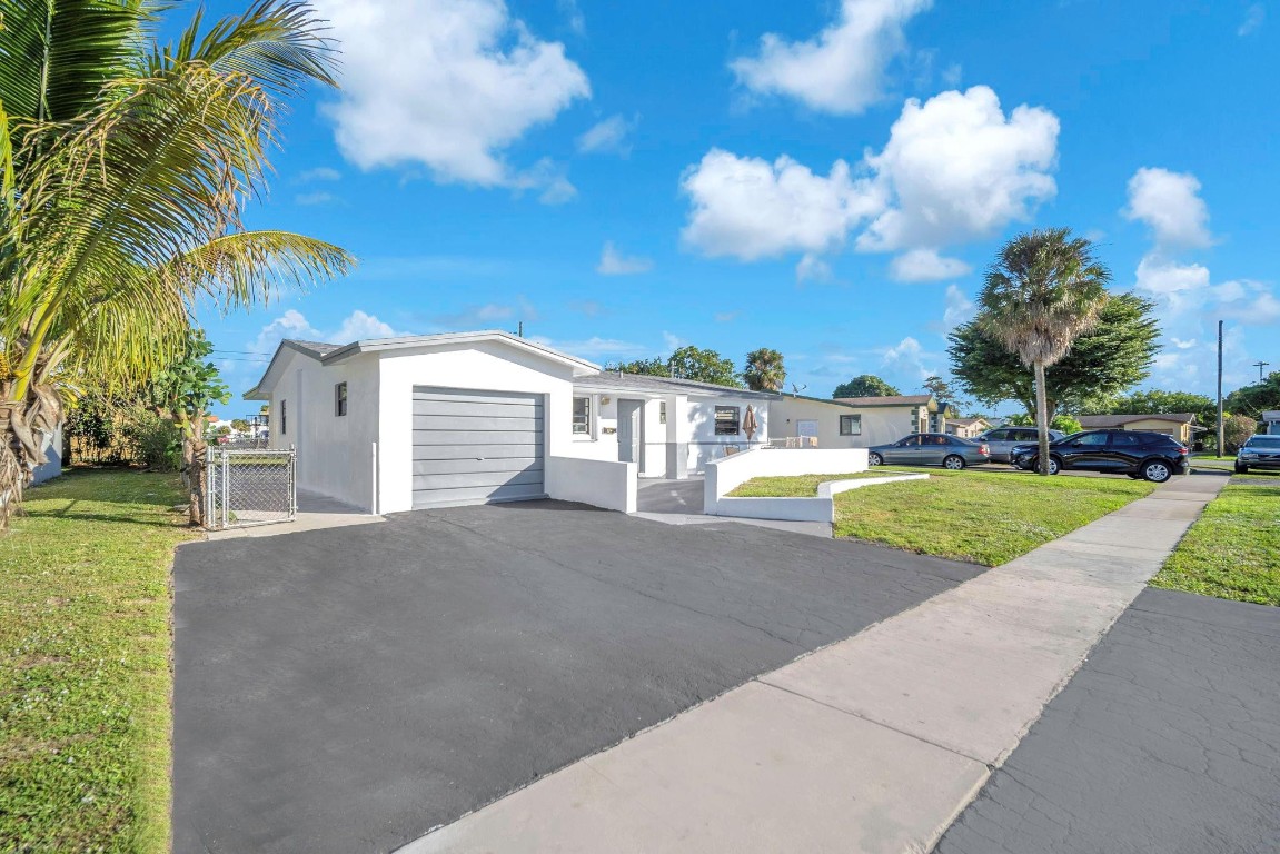 2210 NW 50th Lauderhill, FL 33313