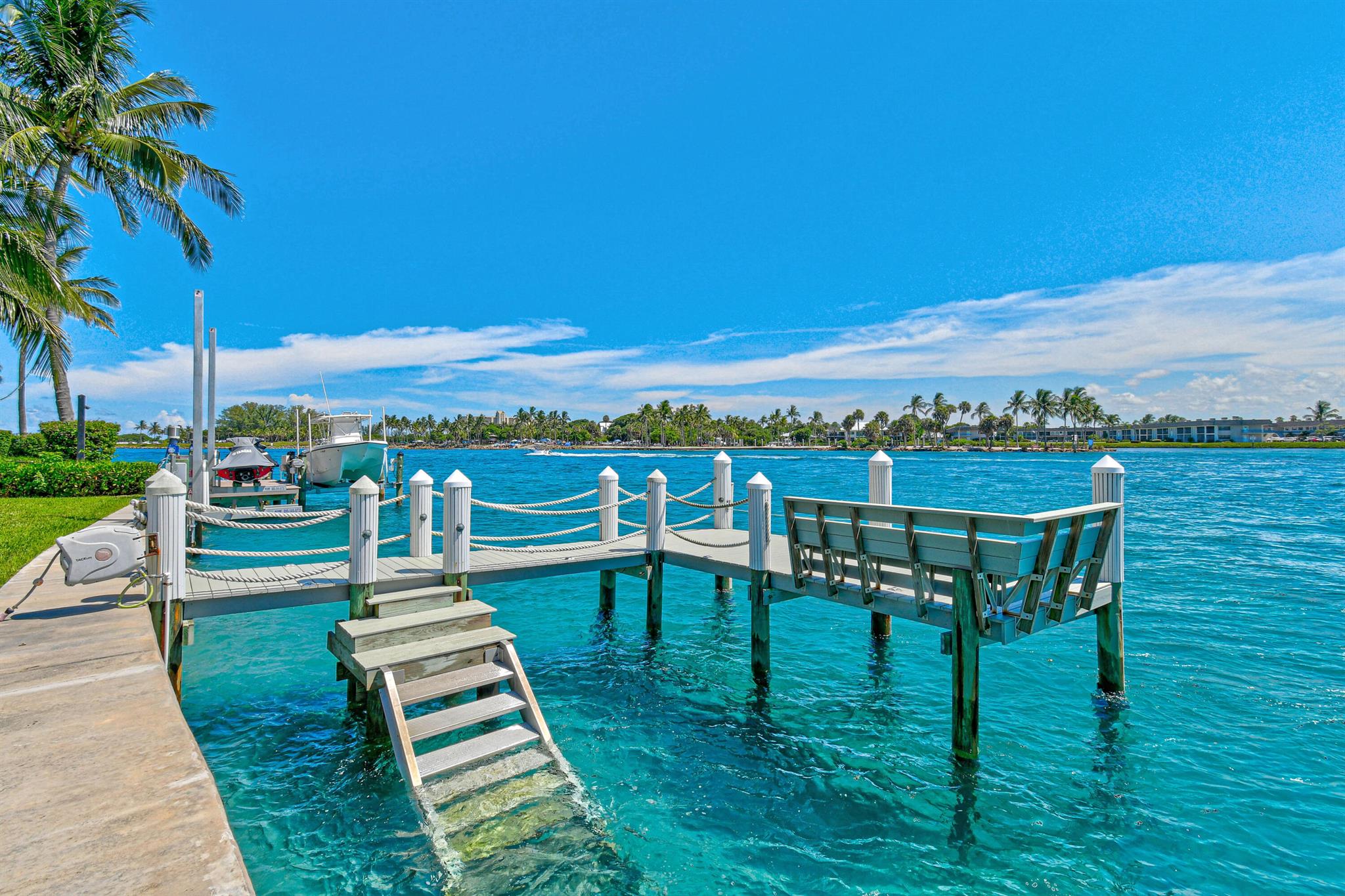 87 Lighthouse Dr Jupiter Inlet Colony, FL 33469