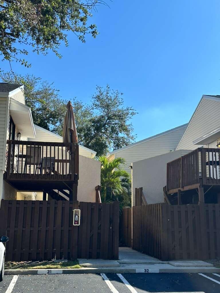 637 Executive Ctr Dr #203