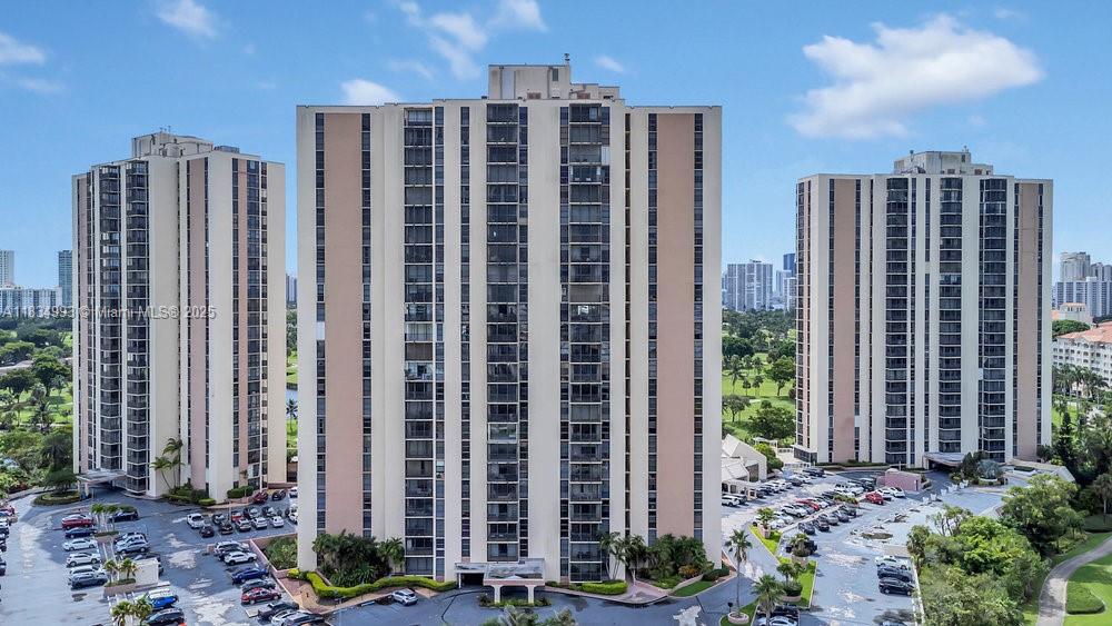 20301 W Country Clb Dr #1421