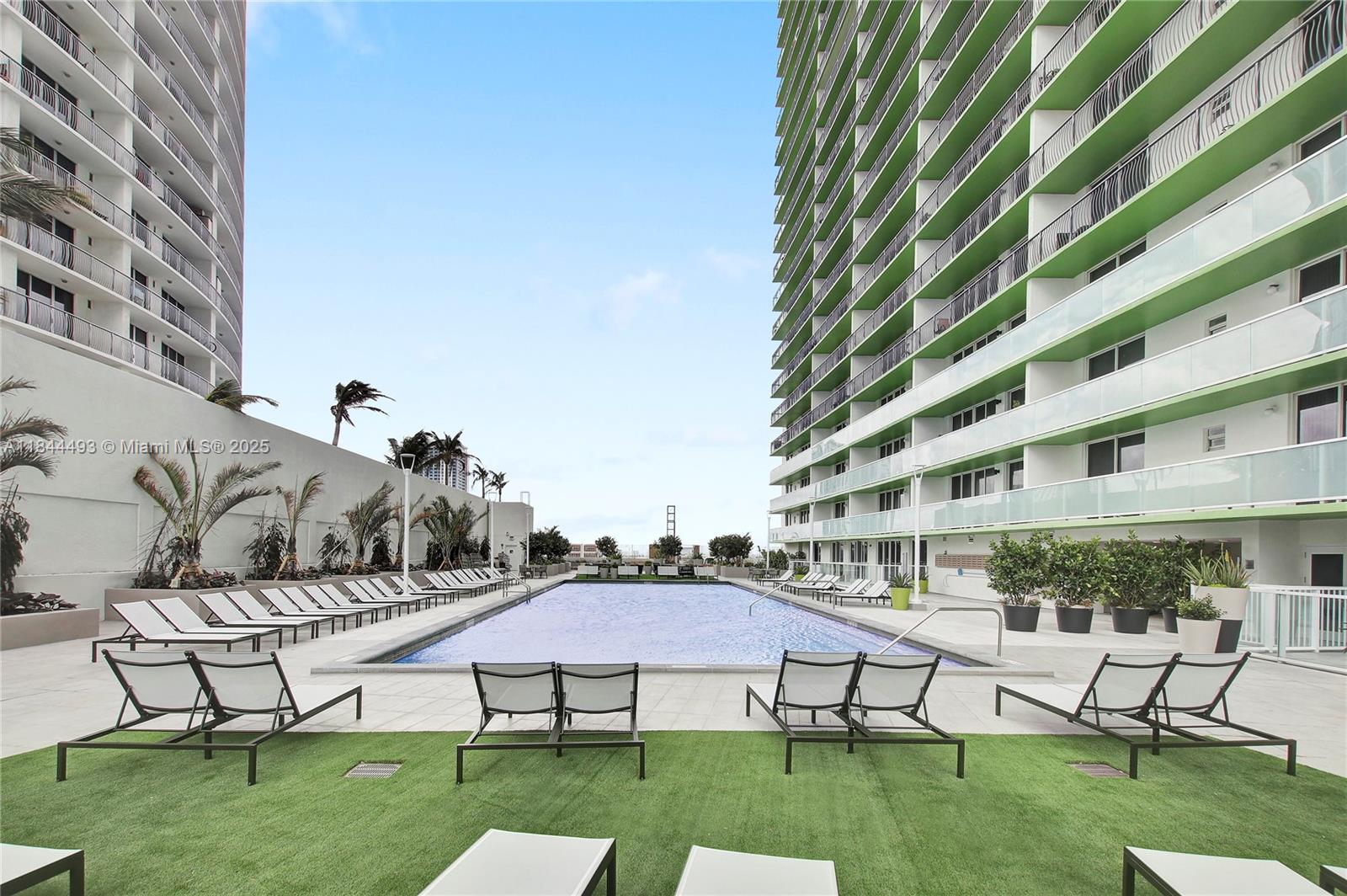1756 N Bayshore Dr #33F