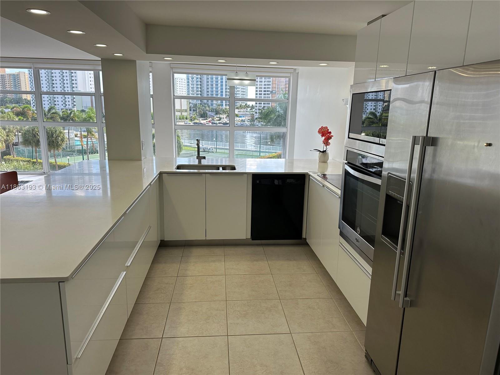 400 Leslie Dr #402