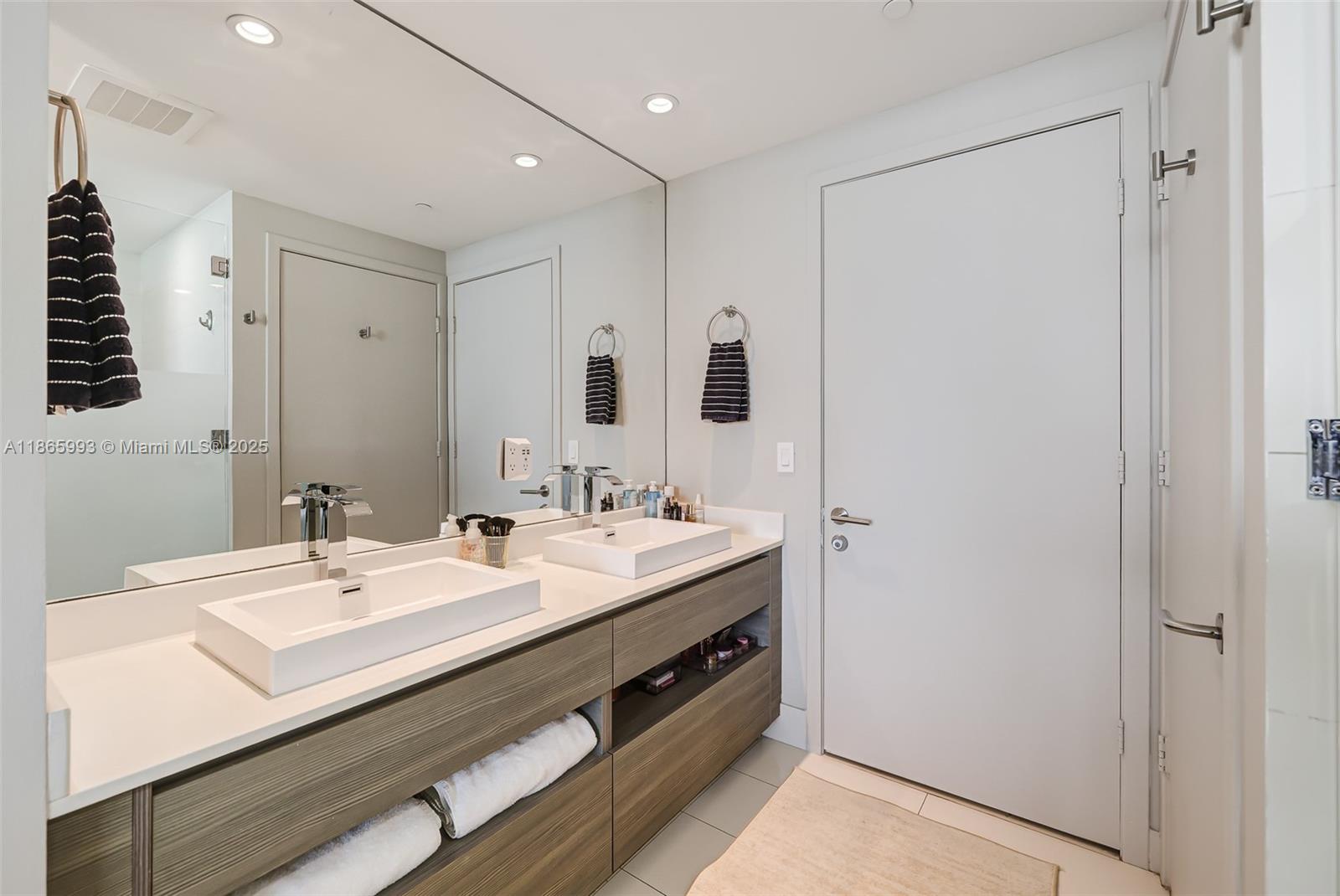 image Icon Bay Condo32