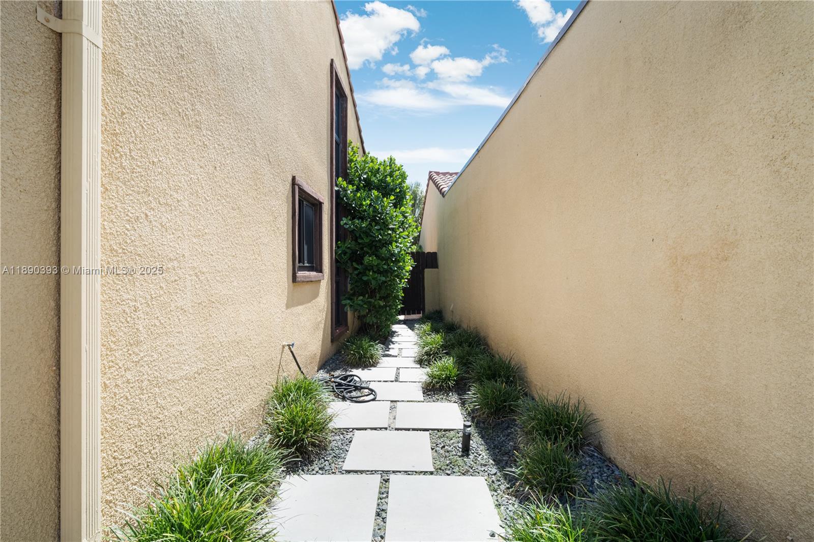 1017 NE 202nd Ln,Miami, FL 33179