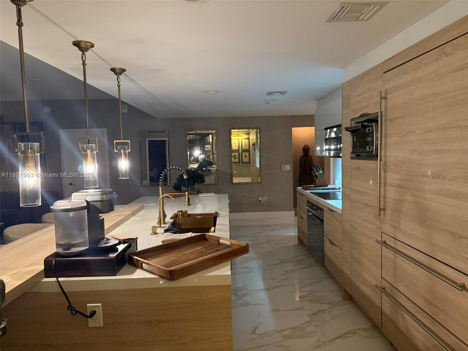 16385 Biscayne Blvd #3018 North Miami Beach, FL 33160