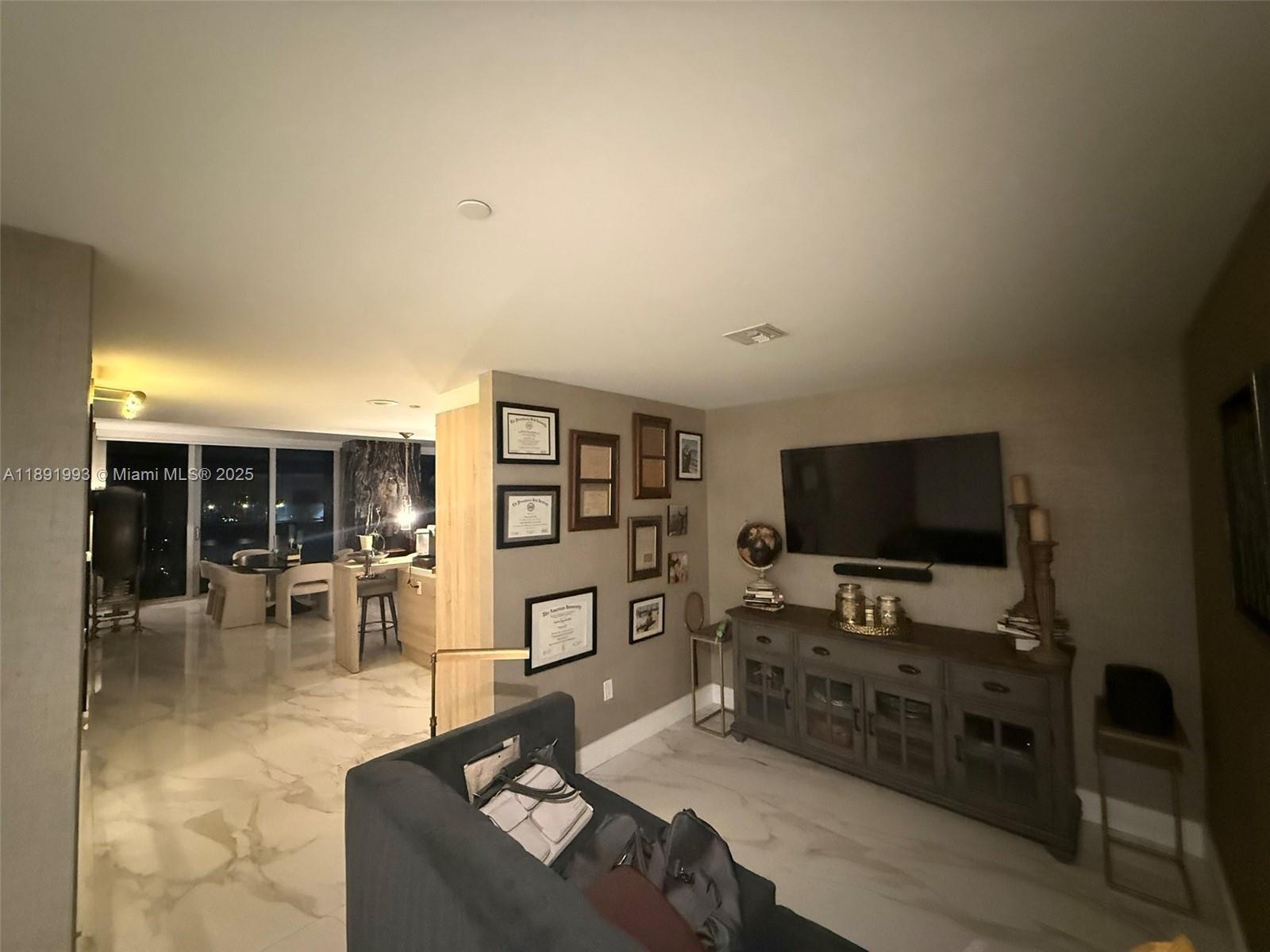 16385 Biscayne Blvd #3018 North Miami Beach, FL 33160