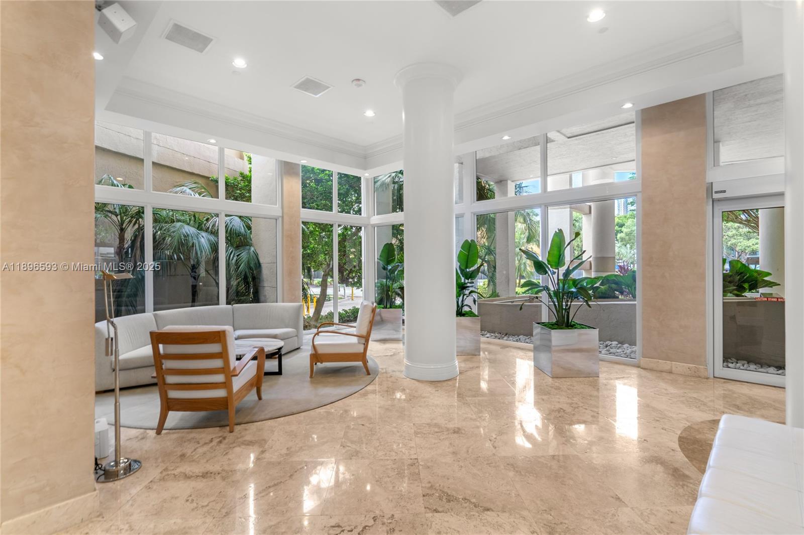 image Isola Condominium10