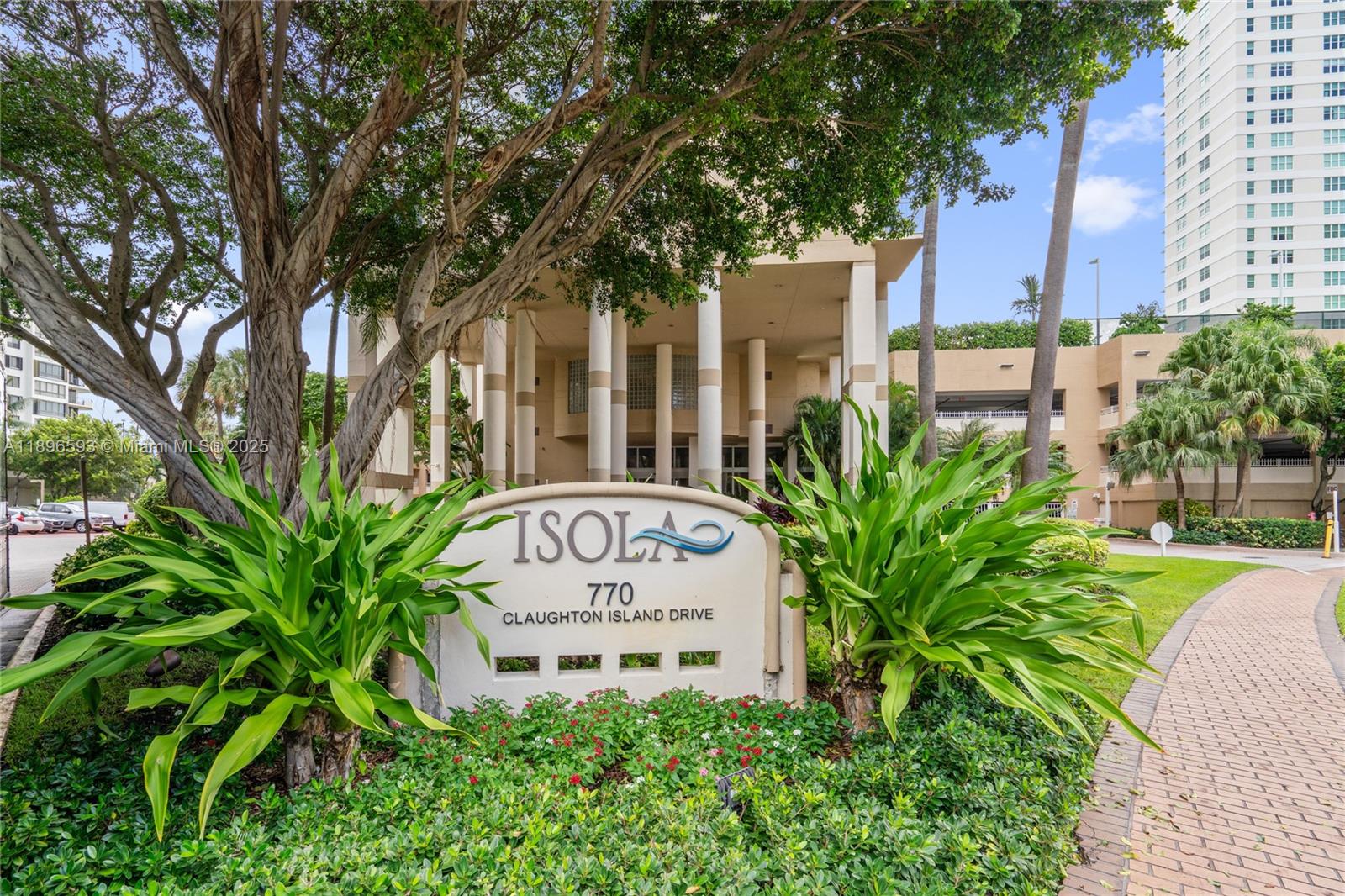 image Isola Condominium15