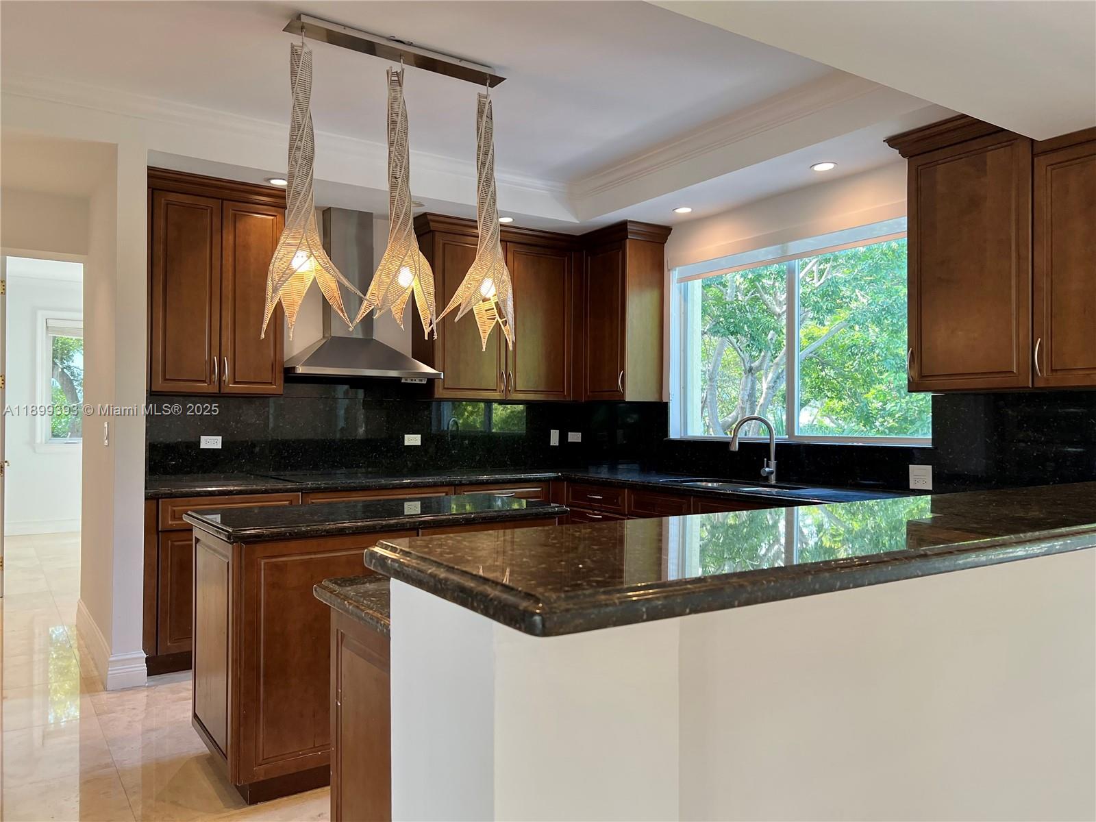 573 Satinwood Dr Key Biscayne, FL 33149 573 Satinwood Dr Key Biscayne, FL 33149