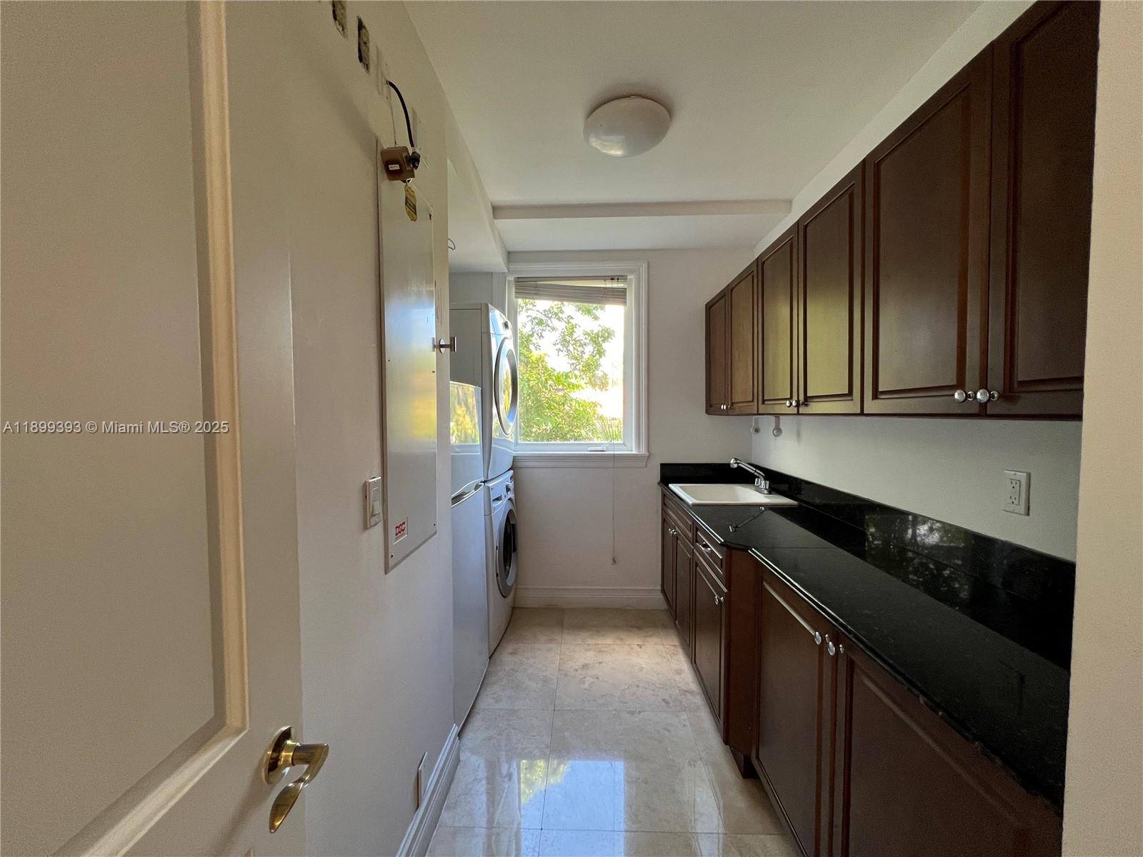 573 Satinwood Dr Key Biscayne, FL 33149 573 Satinwood Dr Key Biscayne, FL 33149