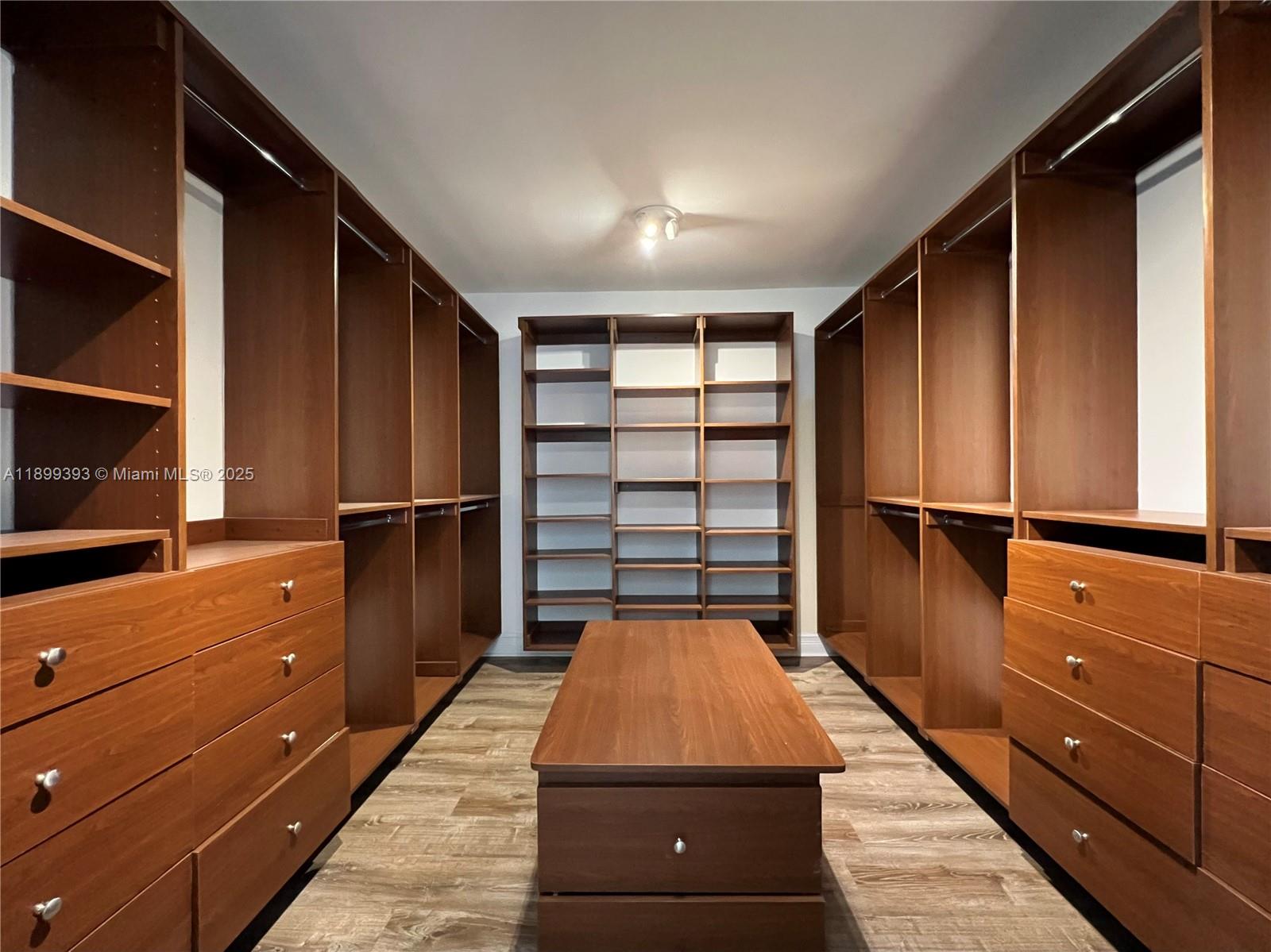 573 Satinwood Dr Key Biscayne, FL 33149 573 Satinwood Dr Key Biscayne, FL 33149