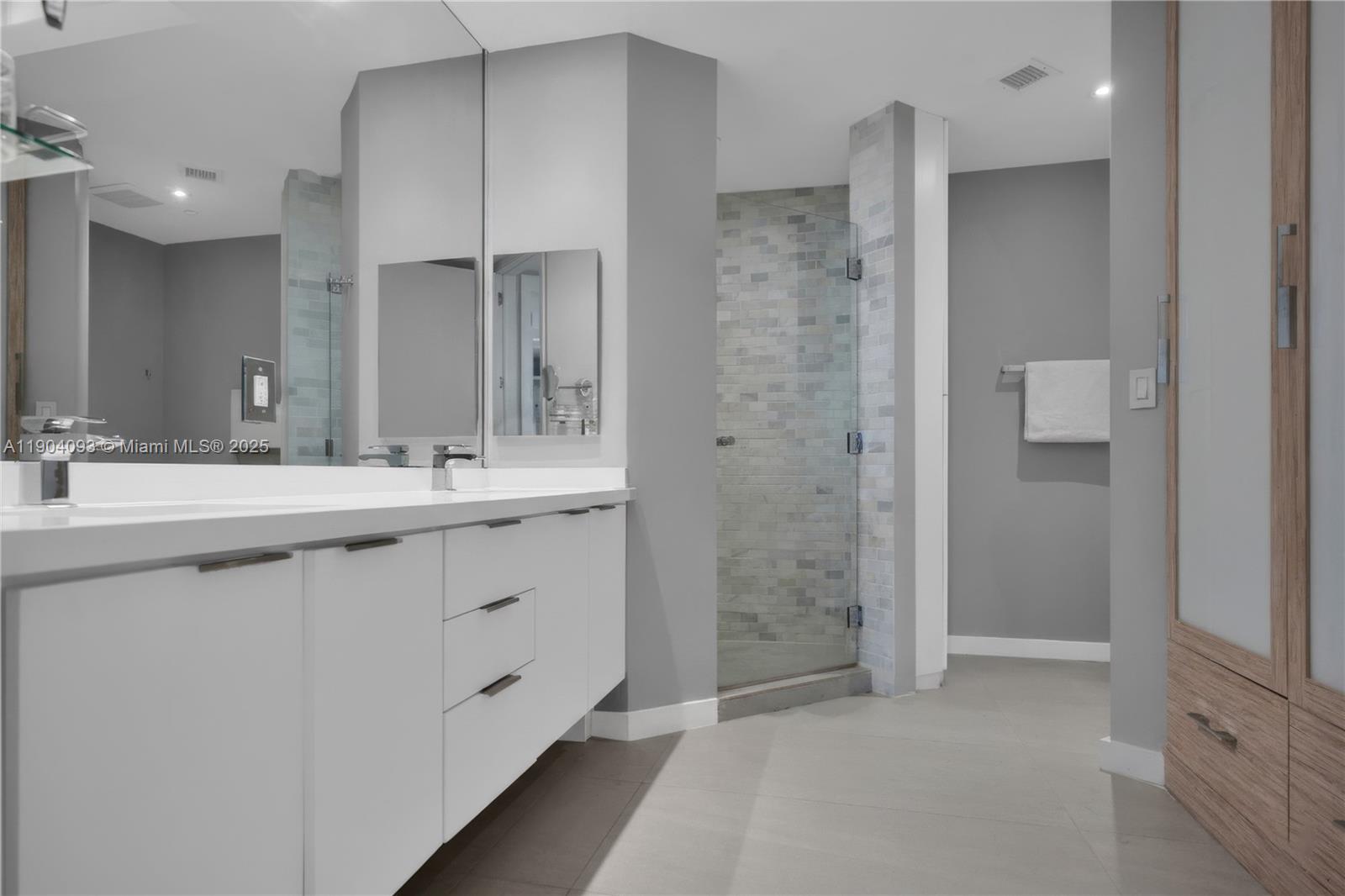 100 S Pointe Dr #909 Miami Beach, FL 33139