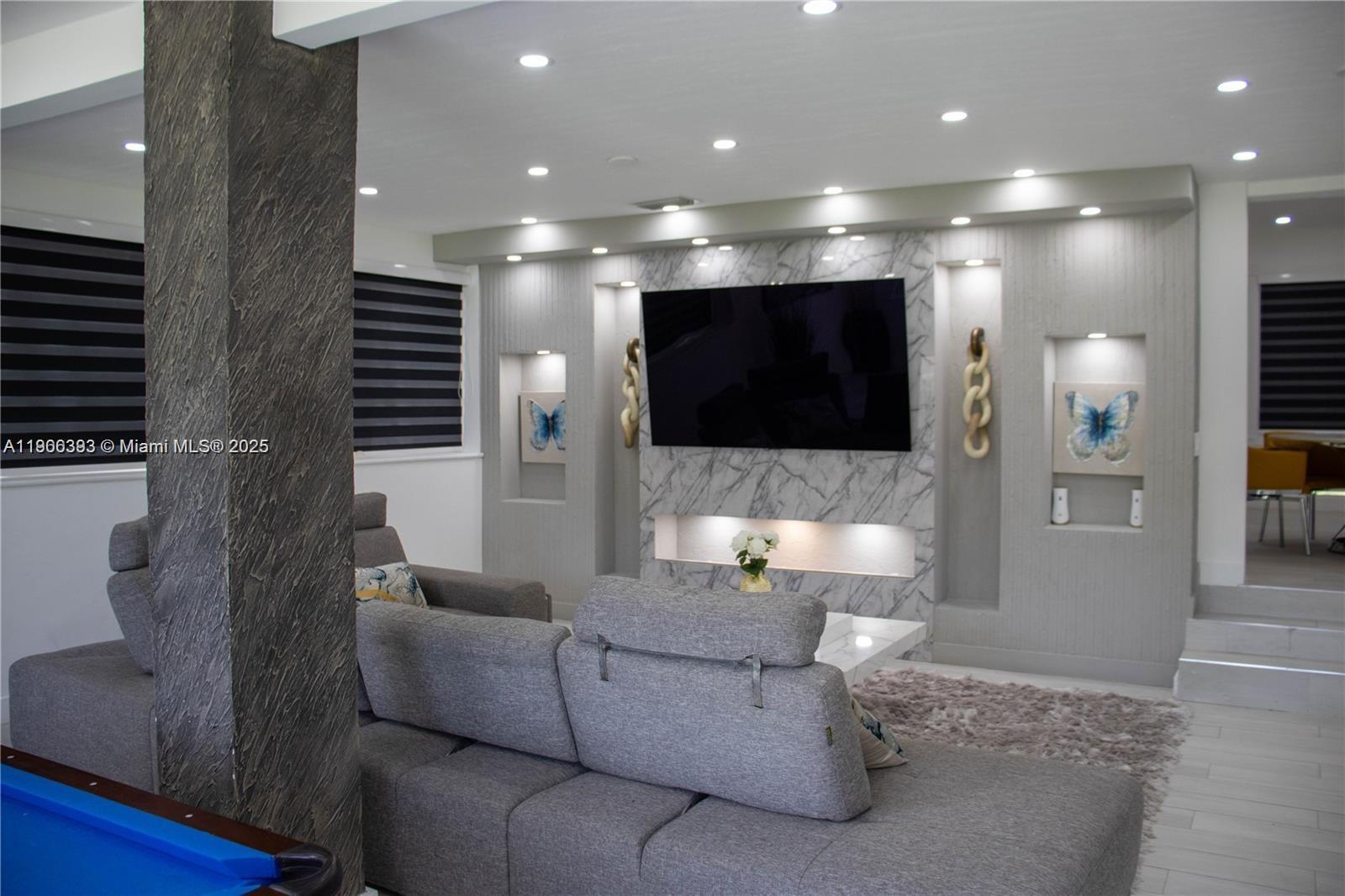 295 NE 150th St Miami, FL 33161